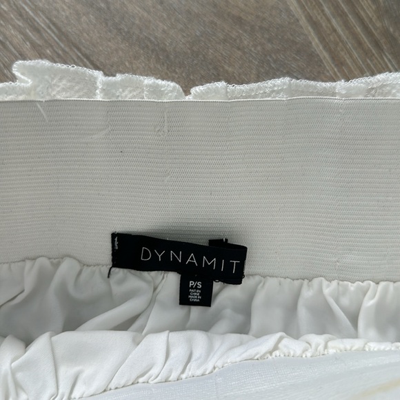 Flowy white dynamite mini skirt in size small - Picture 2 of 3